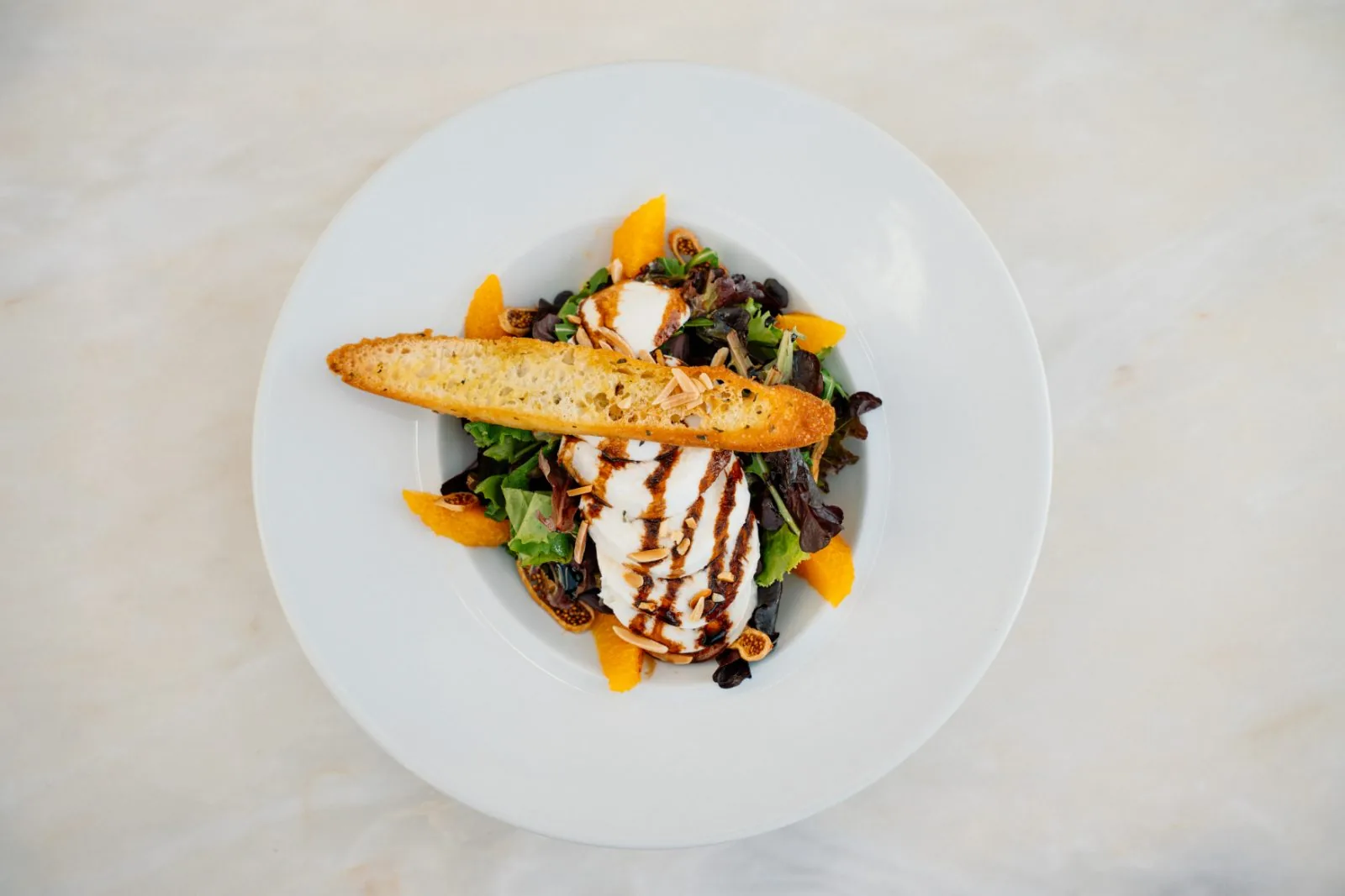Burrata com laranja, figos e amêndoa laminada
