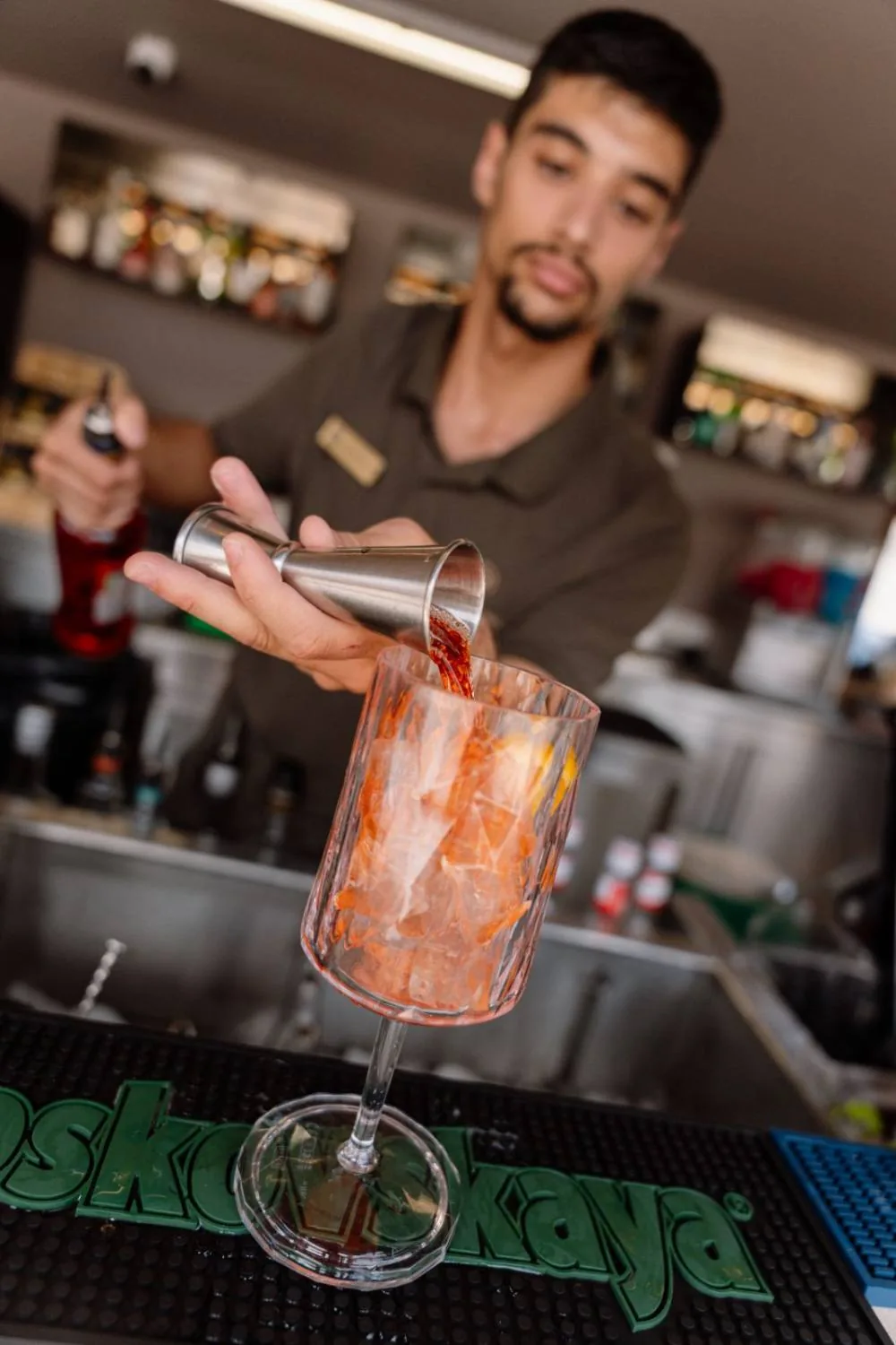Cocktail a ser preparado no Pool Bar