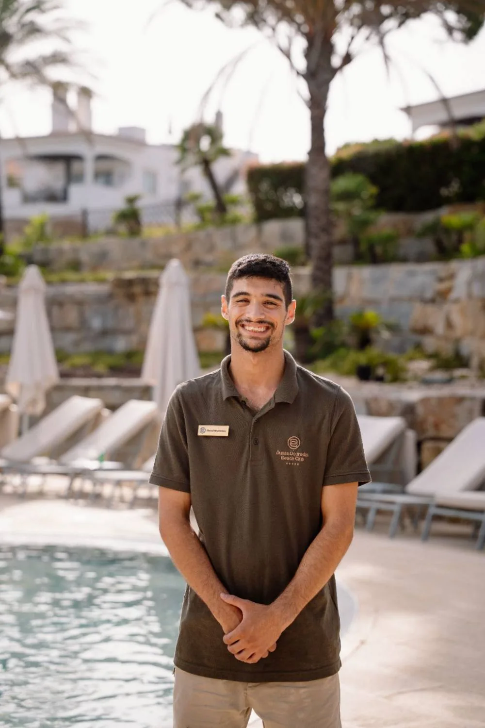 Colaborador do Dunas Douradas junto à piscina
