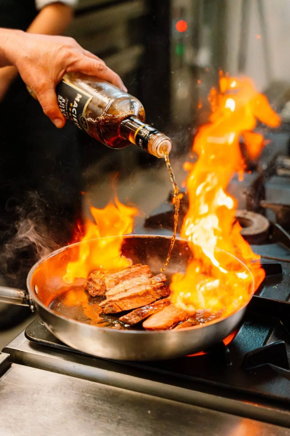 Carne a ser flambeada com aguardente na cozinha do Saudade