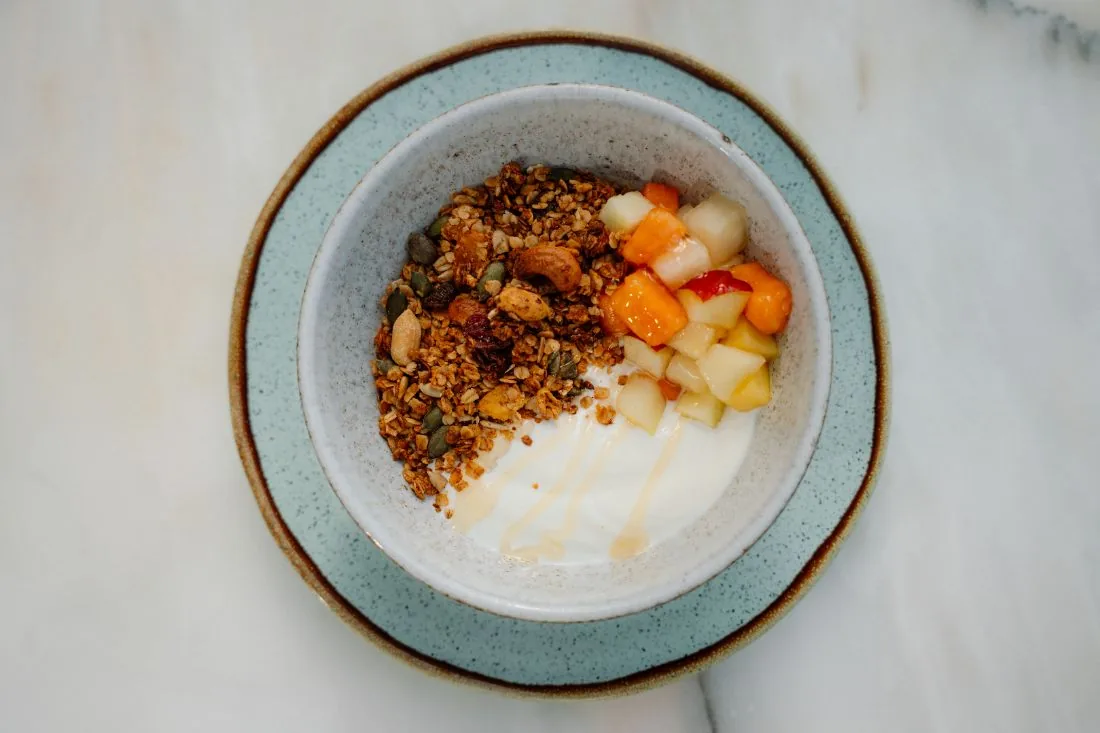 Iogurte com granola, fruta fresca e mel