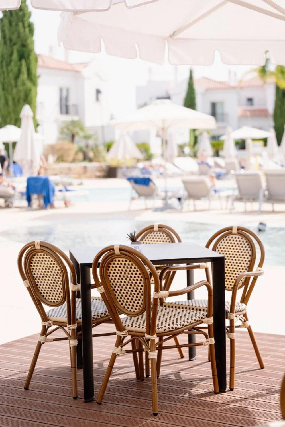 Mesa junto à piscina, ao sol
