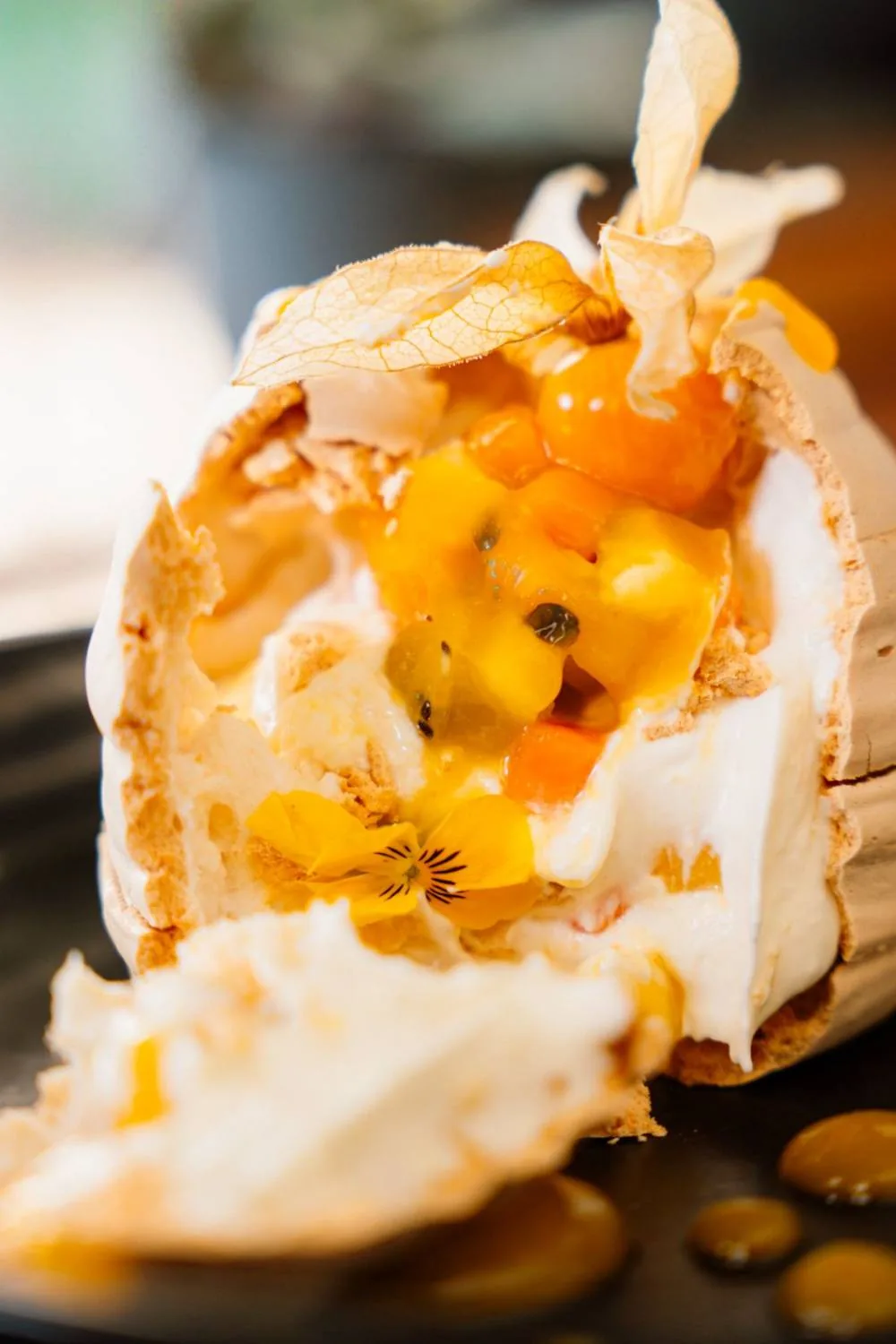 Pavlova com frutos tropicais