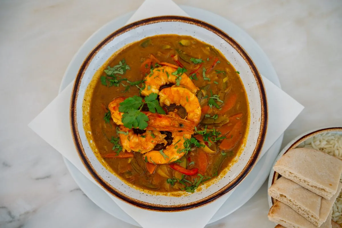 Caril de camarão com arroz e pão