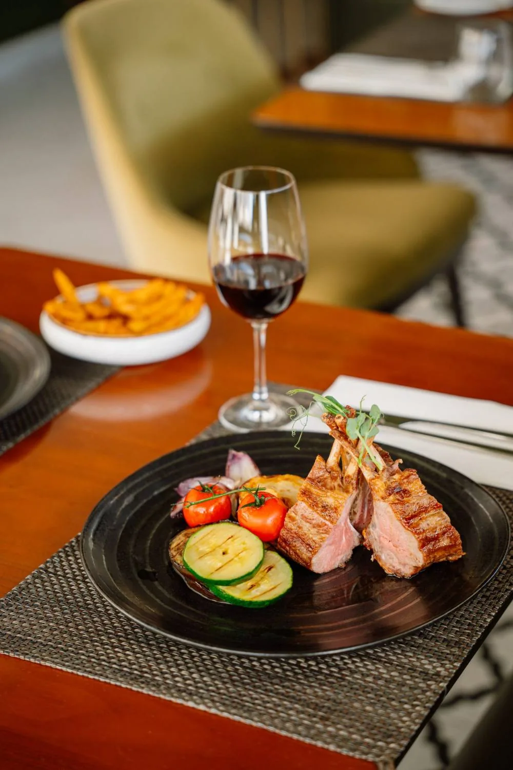 Costeleta grelhada com legumes e vinho tinto