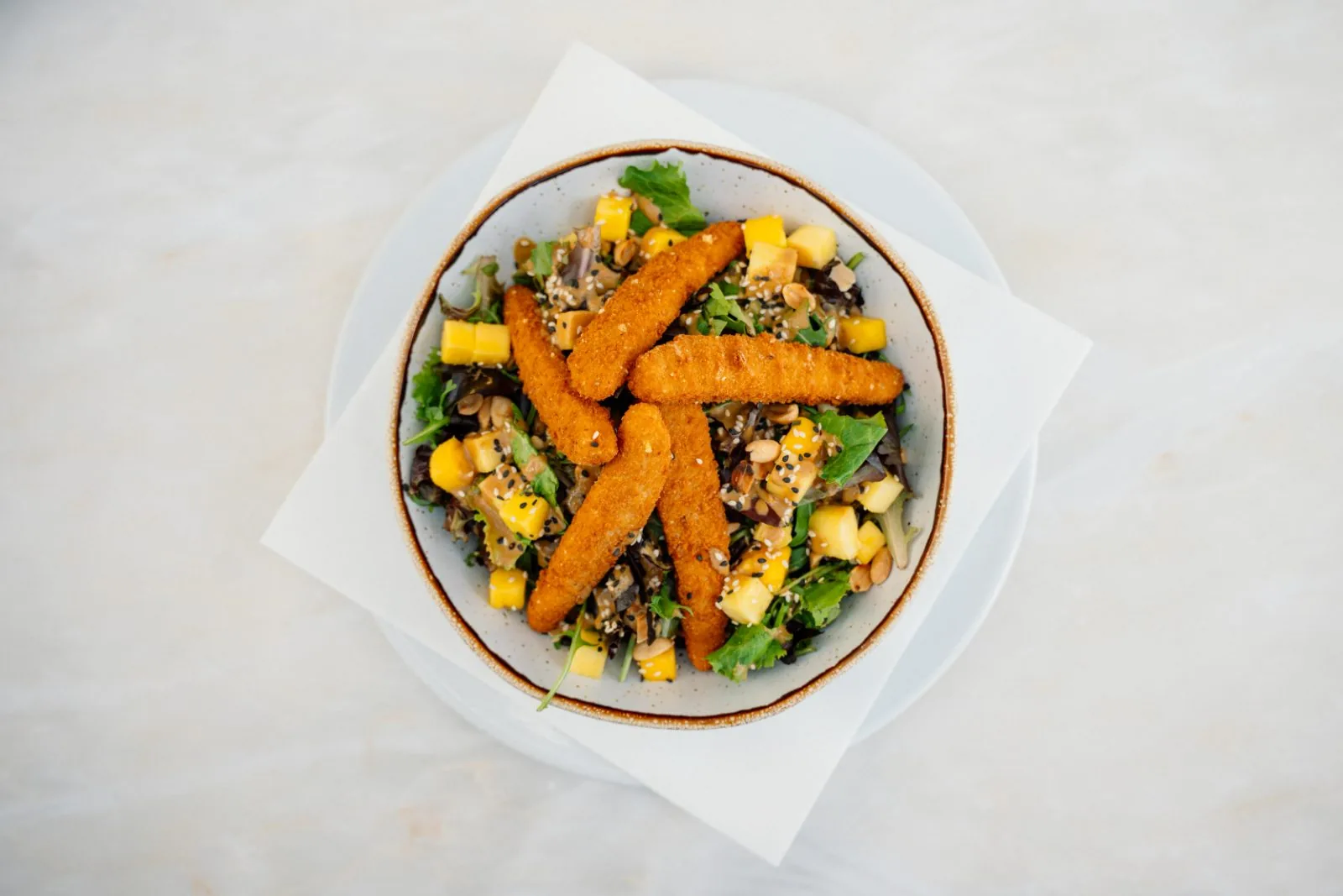 Salada de frango panado com manga e sésamo