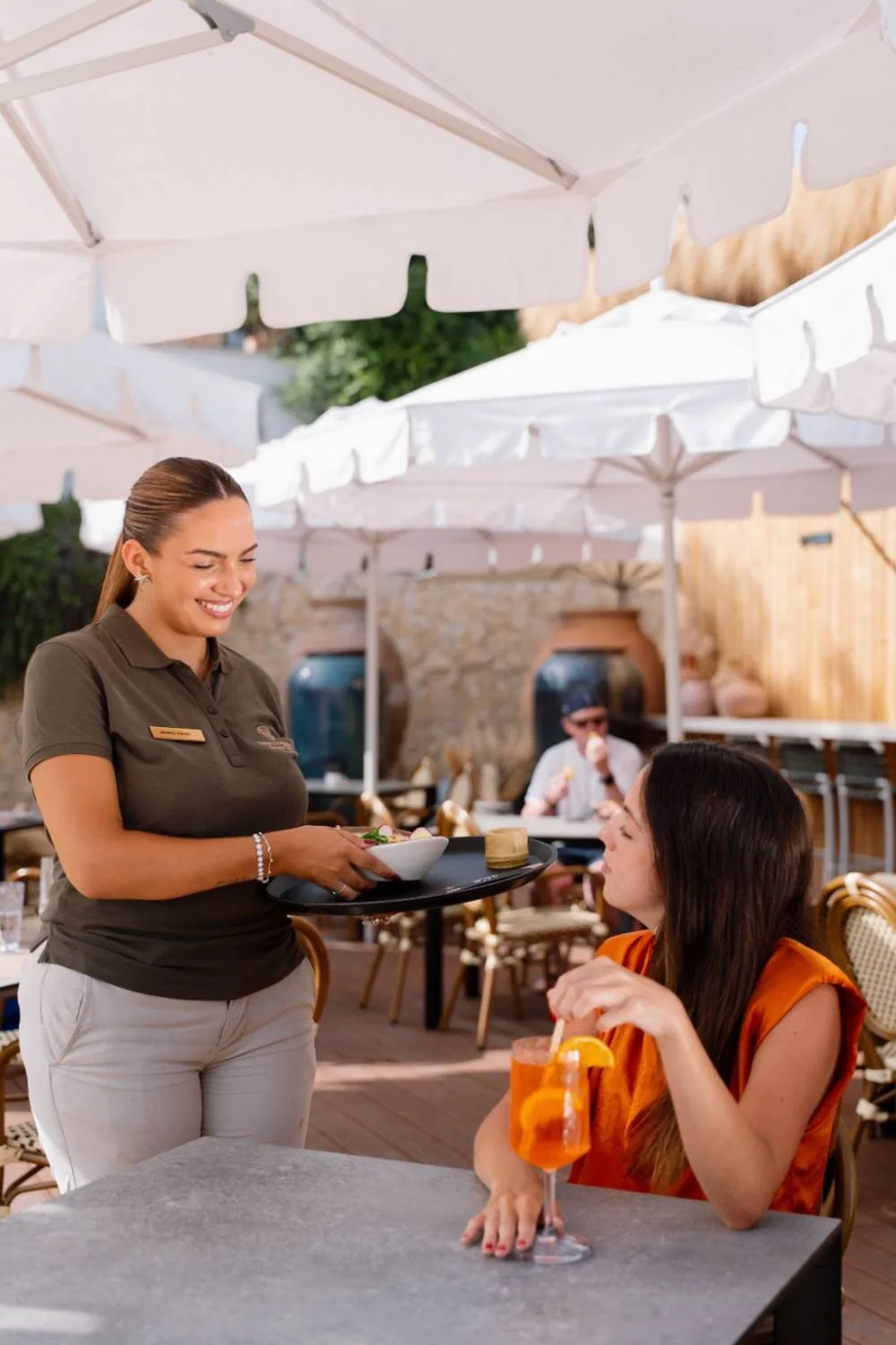 Prato a ser servido na esplanada, com spritz na mesa