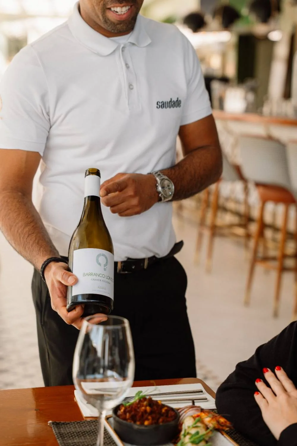Vinho branco algarvio apresentado à mesa no Saudade