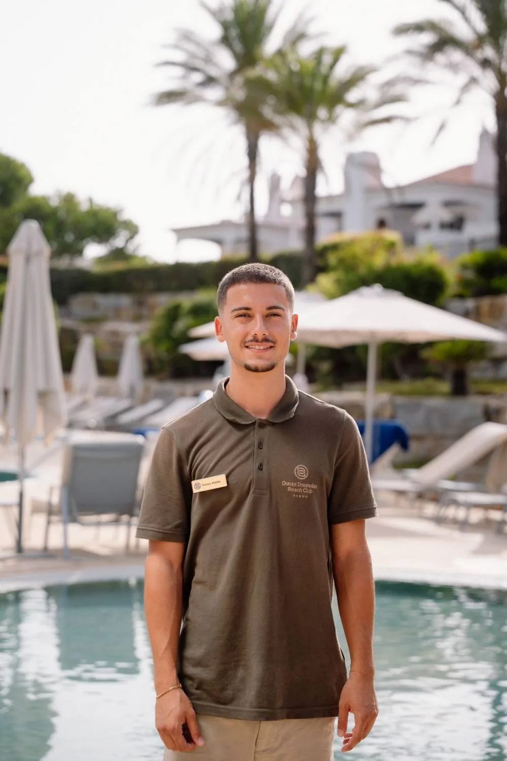 Tomás Ataíde, da equipa do Dunas Douradas, junto à piscina