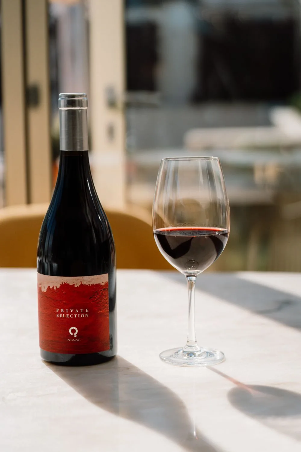 Vinho tinto Private Selection do Algarve servido à mesa