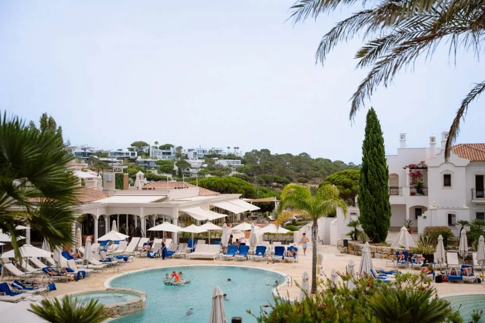 Vista sobre a piscina e o restaurante no Dunas Douradas Beach Club
